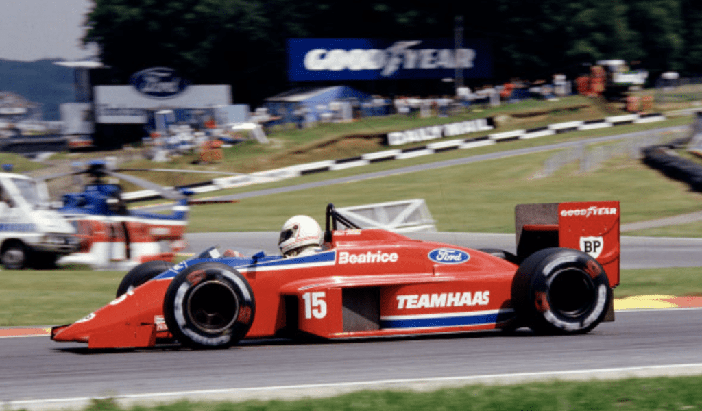 Haas car competing in the 1985 F1 season.